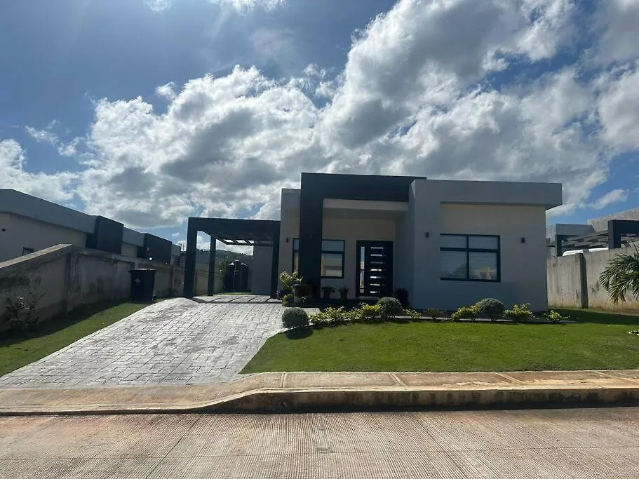 Luxury 2 Bed House With Pool & Gym Villa Ocho Rios